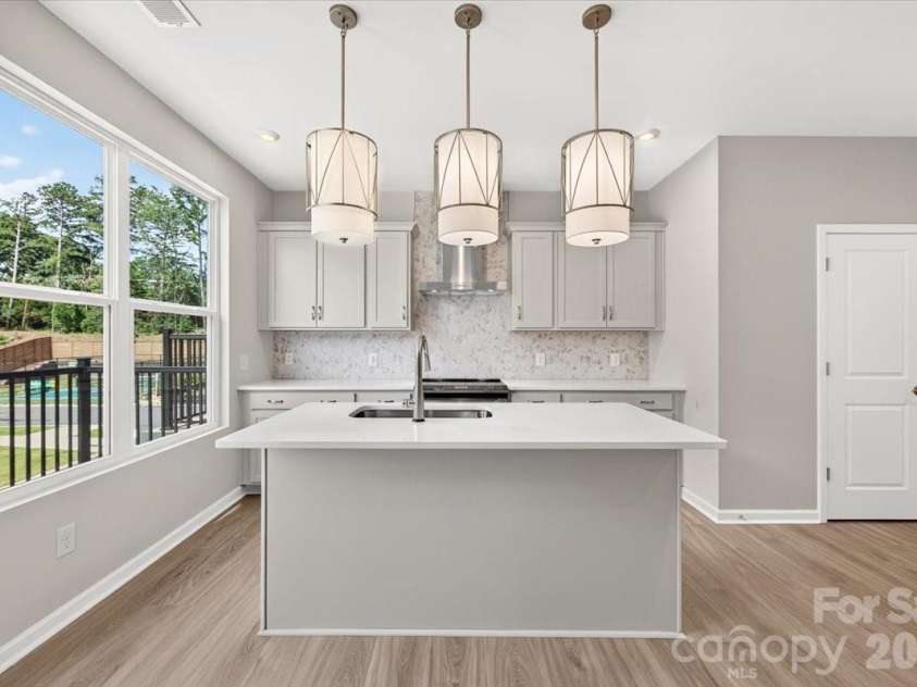 5513 Swaling Street, Charlotte, NC 28217.  MLS# CAR4394101, YatesRealty ID 31960. Large kitchen windows