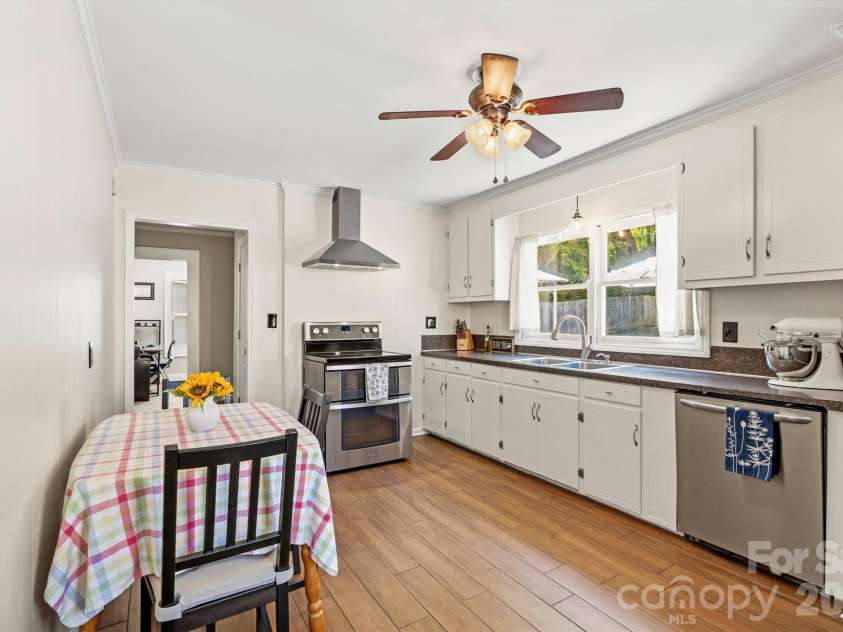 906 Oregon Avenue, Kannapolis, NC 28083.  MLS# CAR4389007, YatesRealty ID 31961. Cozy Kitchen