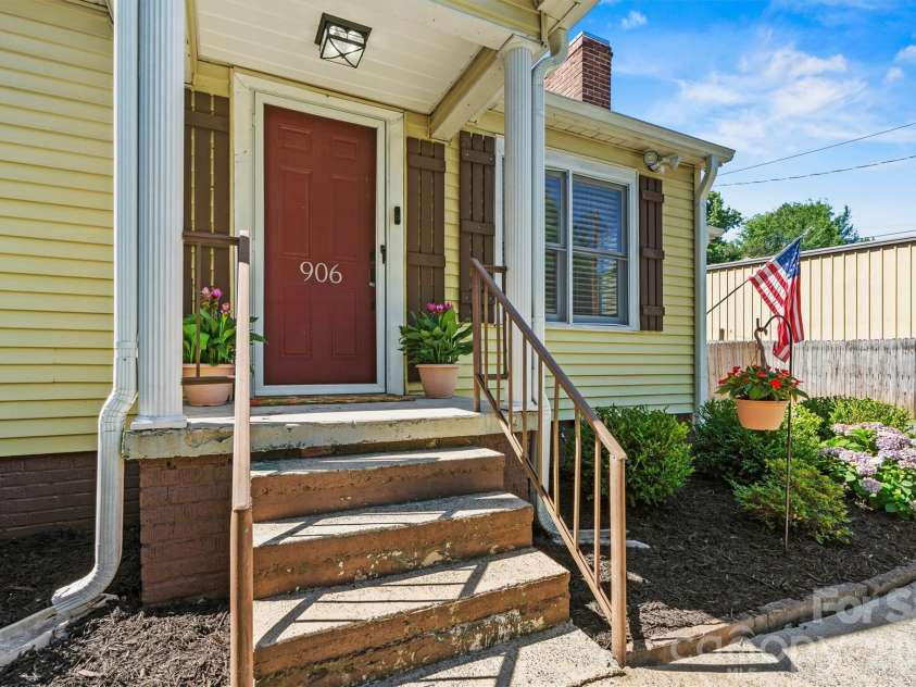 906 Oregon Avenue, Kannapolis, NC 28083.  MLS# CAR4389007, YatesRealty ID 31961. Cute Front Porch