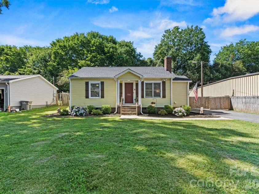 906 Oregon Avenue, Kannapolis, NC 28083.  MLS# CAR4389007, YatesRealty ID 31961. Expansive Front Yard