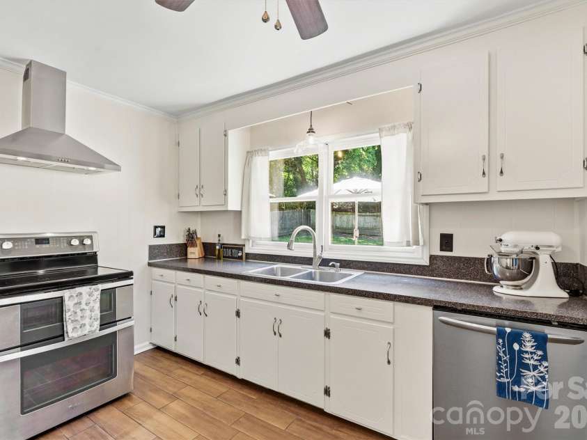906 Oregon Avenue, Kannapolis, NC 28083.  MLS# CAR4389007, YatesRealty ID 31961. Updated Hood system