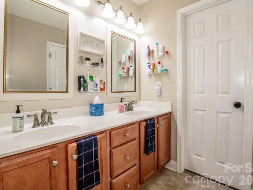 4151 Kenton Glenn Court, Concord, NC 28027.  MLS# CAR4394725, YatesRealty ID 31962. Primary Bath