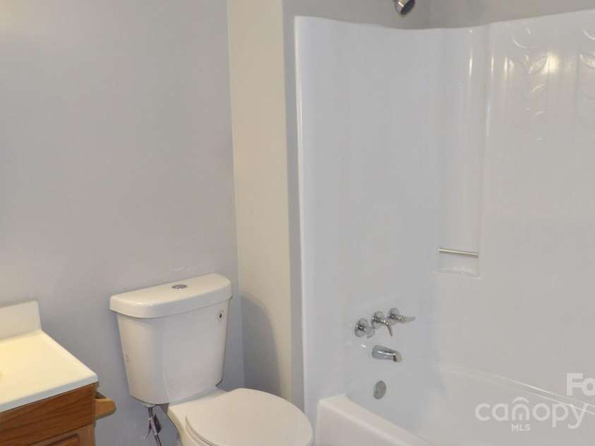 893 Woodway Lane, Rock Hill, SC 29732.  MLS# CAR4292353, YatesRealty ID 31964. Hall Bath