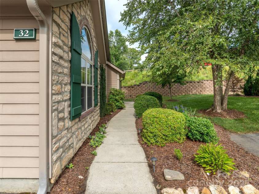 32 Mountain Meadow Circle, Weaverville, NC 28787.  MLS# CAR4290128, YatesRealty ID 31965. 