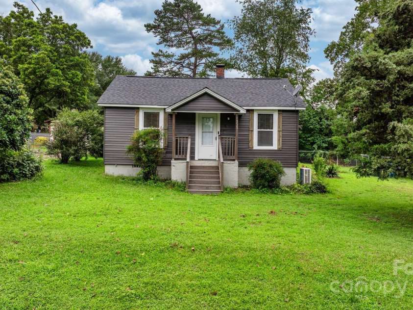1333 13th Street, Hickory, NC 28601.  MLS# CAR4289797, YatesRealty ID 31967. 