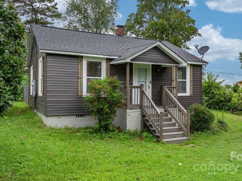 1333 13th Street, Hickory, NC 28601.  MLS# CAR4289797, YatesRealty ID 31967. 
