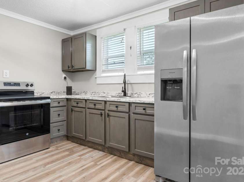 1333 13th Street, Hickory, NC 28601.  MLS# CAR4289797, YatesRealty ID 31967. 