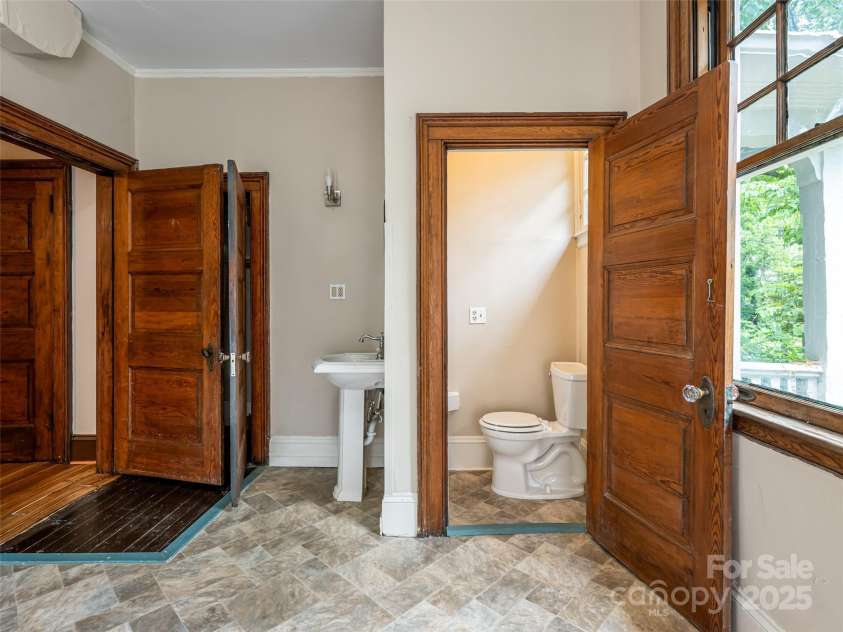 63 Cumberland Avenue, Asheville, NC 28801.  MLS# CAR4291025, YatesRealty ID 31969. 