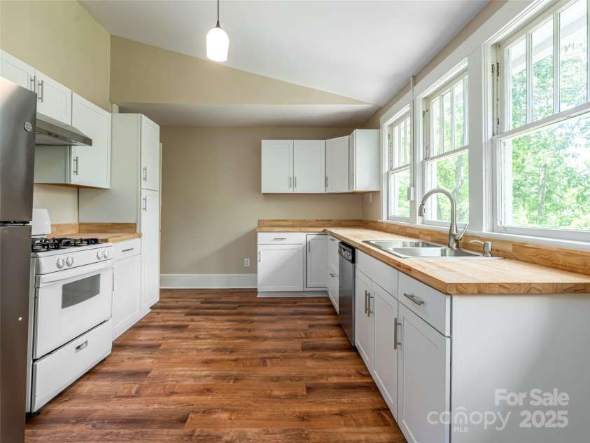 63 Cumberland Avenue, Asheville, NC 28801.  MLS# CAR4291025, YatesRealty ID 31969. 