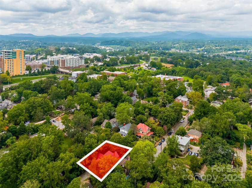 63 Cumberland Avenue, Asheville, NC 28801.  MLS# CAR4291025, YatesRealty ID 31969. 