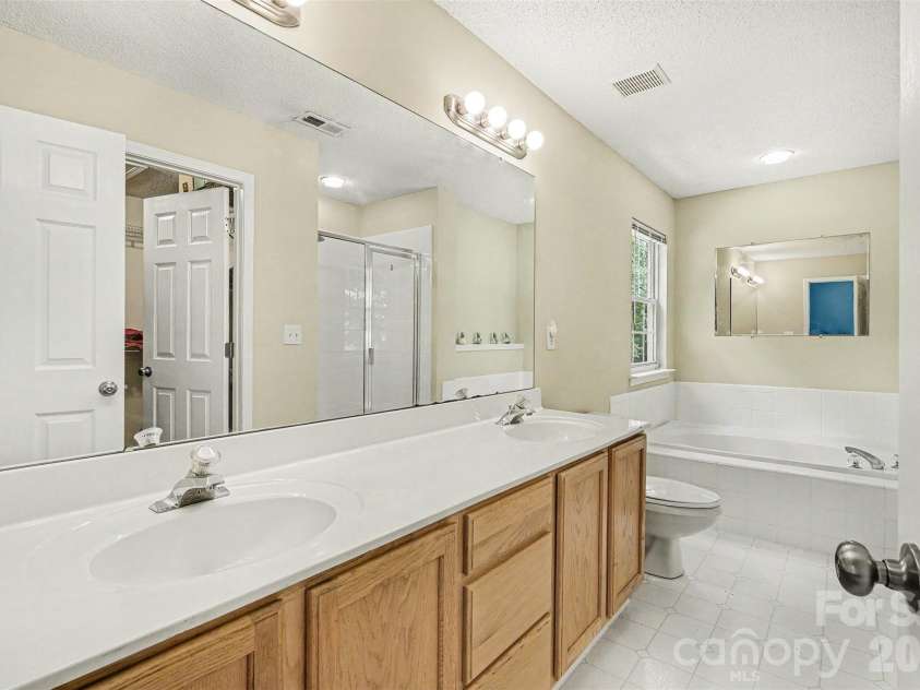 10422 Baskerville Avenue, Charlotte, NC 28269.  MLS# CAR4392642, YatesRealty ID 31972. 
