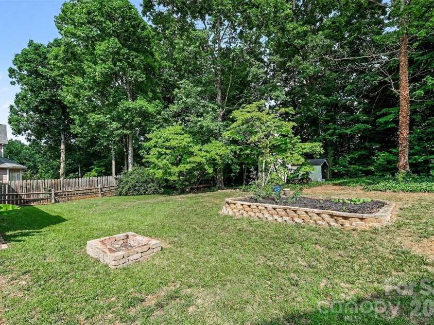 10422 Baskerville Avenue, Charlotte, NC 28269.  MLS# CAR4392642, YatesRealty ID 31972. 