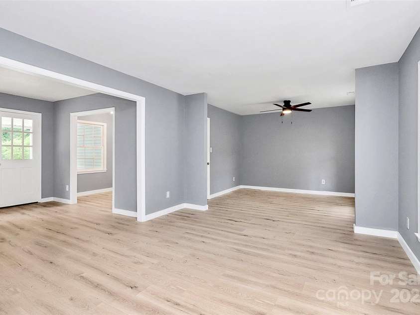 7118 April Ridge Lane, Charlotte, NC 28215.  MLS# CAR4265773, YatesRealty ID 31974. 