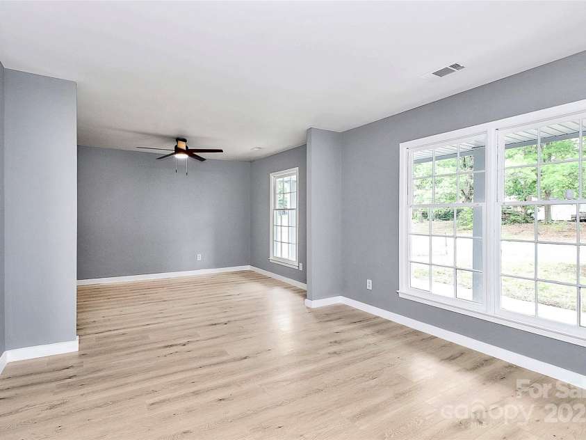 7118 April Ridge Lane, Charlotte, NC 28215.  MLS# CAR4265773, YatesRealty ID 31974. 