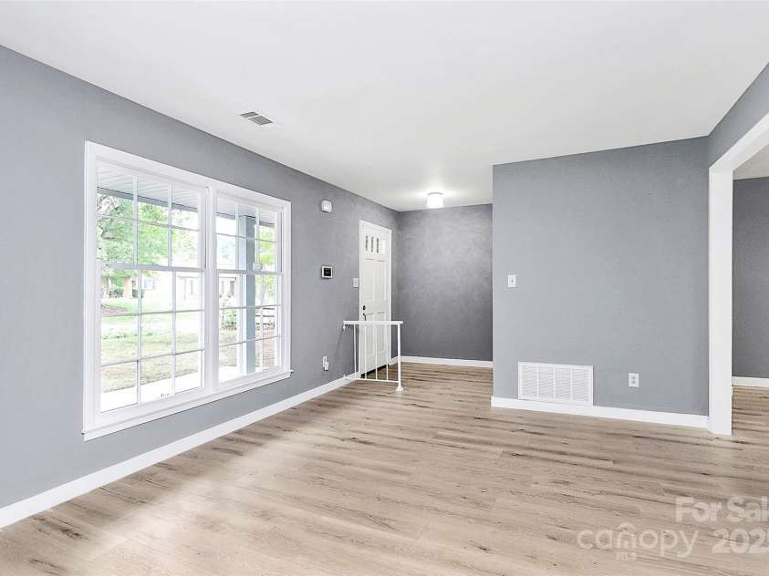 7118 April Ridge Lane, Charlotte, NC 28215.  MLS# CAR4265773, YatesRealty ID 31974. 