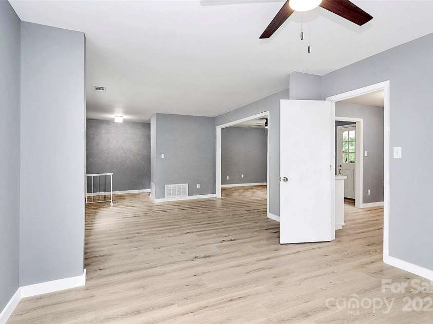 7118 April Ridge Lane, Charlotte, NC 28215.  MLS# CAR4265773, YatesRealty ID 31974. 