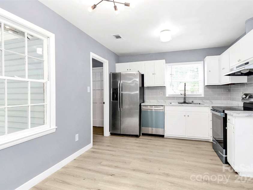 7118 April Ridge Lane, Charlotte, NC 28215.  MLS# CAR4265773, YatesRealty ID 31974. 