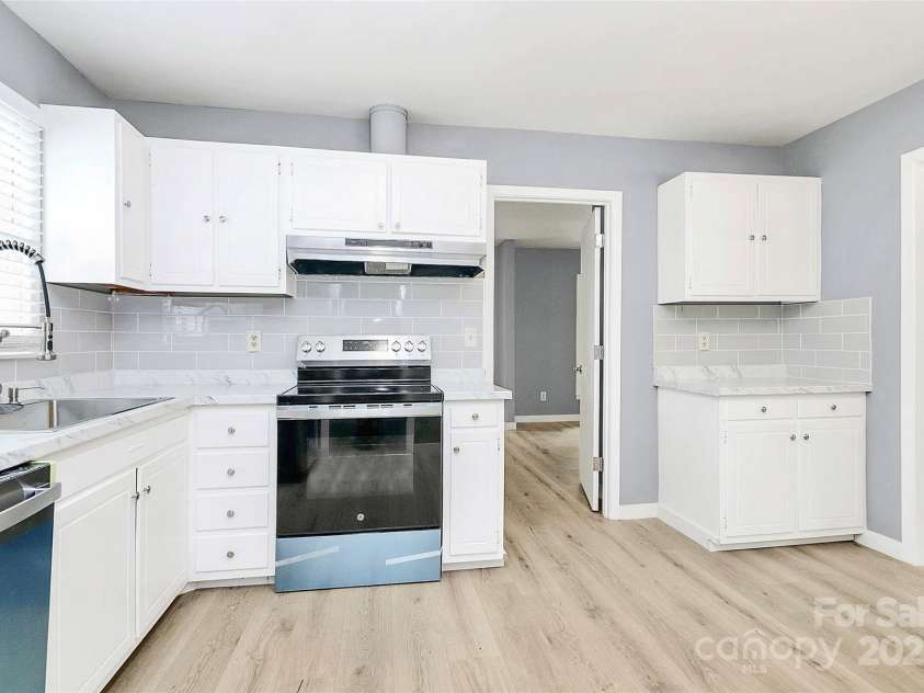 7118 April Ridge Lane, Charlotte, NC 28215.  MLS# CAR4265773, YatesRealty ID 31974. 