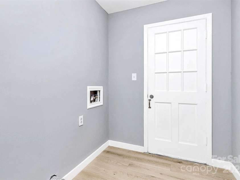 7118 April Ridge Lane, Charlotte, NC 28215.  MLS# CAR4265773, YatesRealty ID 31974. 