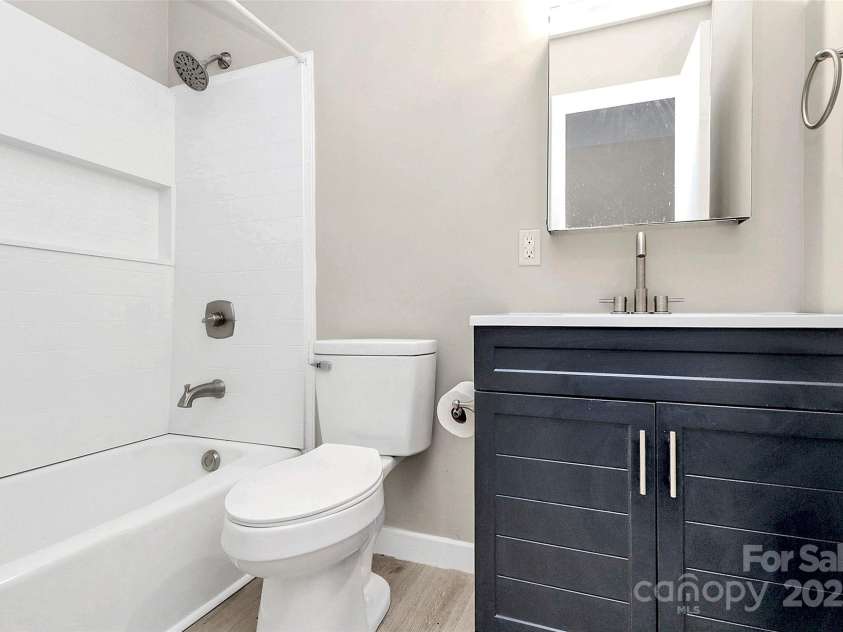 7118 April Ridge Lane, Charlotte, NC 28215.  MLS# CAR4265773, YatesRealty ID 31974. 