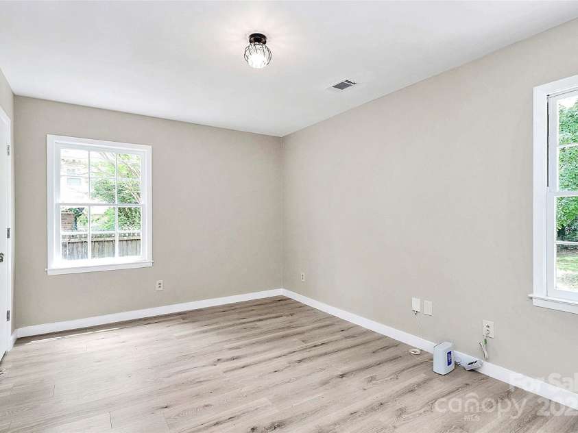 7118 April Ridge Lane, Charlotte, NC 28215.  MLS# CAR4265773, YatesRealty ID 31974. 