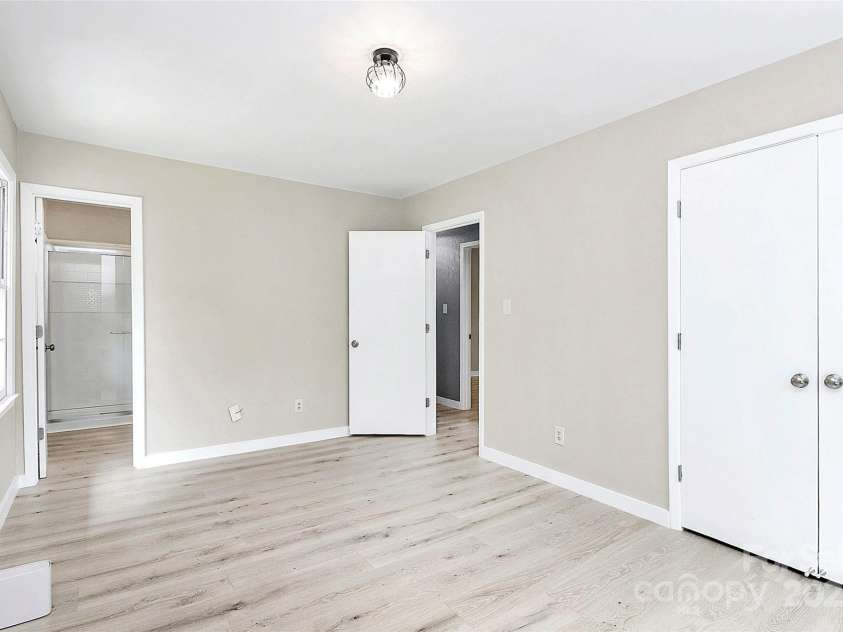 7118 April Ridge Lane, Charlotte, NC 28215.  MLS# CAR4265773, YatesRealty ID 31974. 