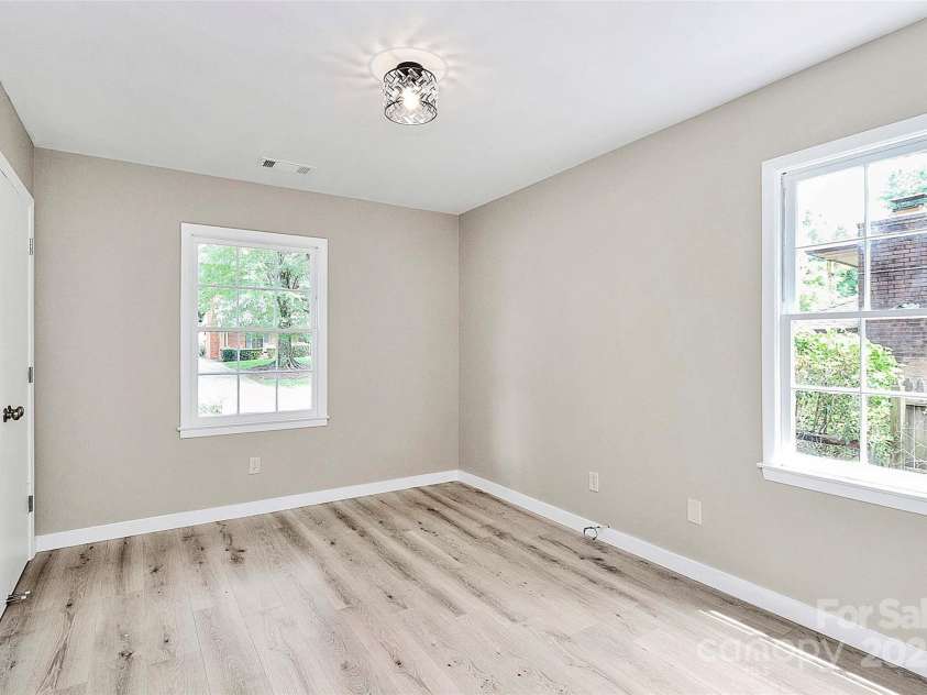 7118 April Ridge Lane, Charlotte, NC 28215.  MLS# CAR4265773, YatesRealty ID 31974. 