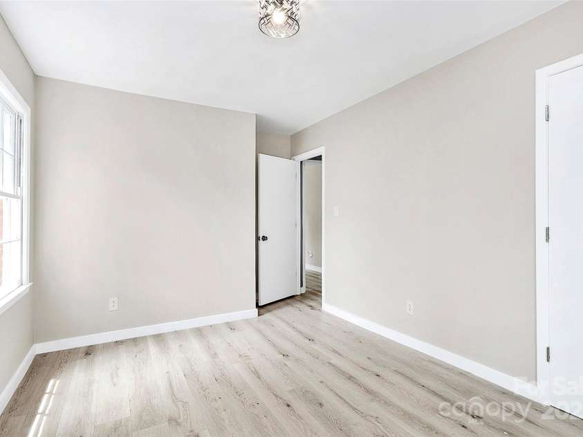 7118 April Ridge Lane, Charlotte, NC 28215.  MLS# CAR4265773, YatesRealty ID 31974. 