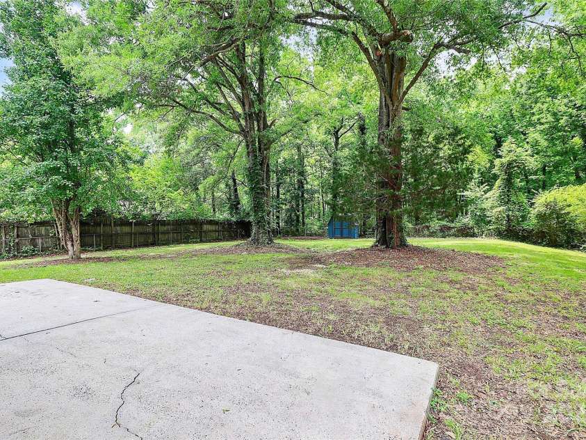 7118 April Ridge Lane, Charlotte, NC 28215.  MLS# CAR4265773, YatesRealty ID 31974. 