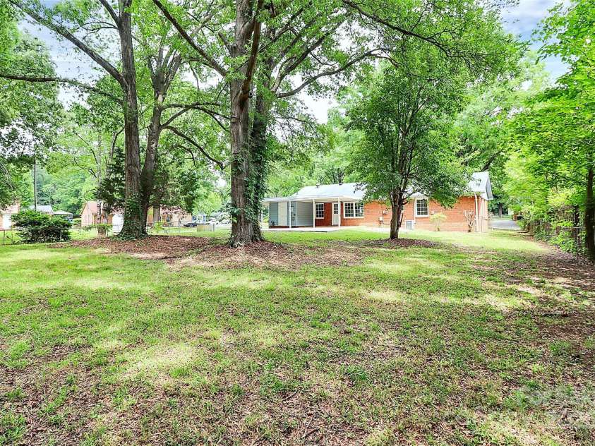 7118 April Ridge Lane, Charlotte, NC 28215.  MLS# CAR4265773, YatesRealty ID 31974. 