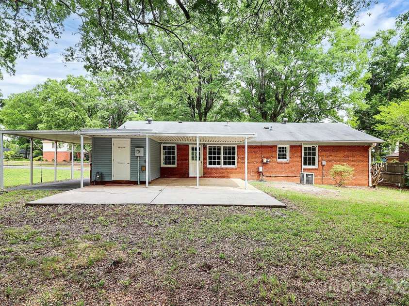 7118 April Ridge Lane, Charlotte, NC 28215.  MLS# CAR4265773, YatesRealty ID 31974. 