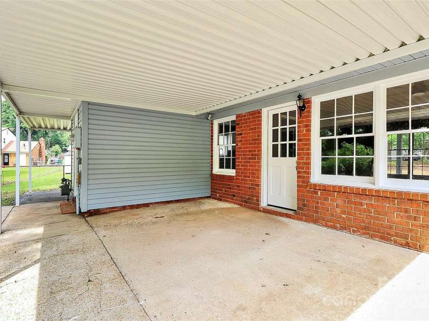 7118 April Ridge Lane, Charlotte, NC 28215.  MLS# CAR4265773, YatesRealty ID 31974. 