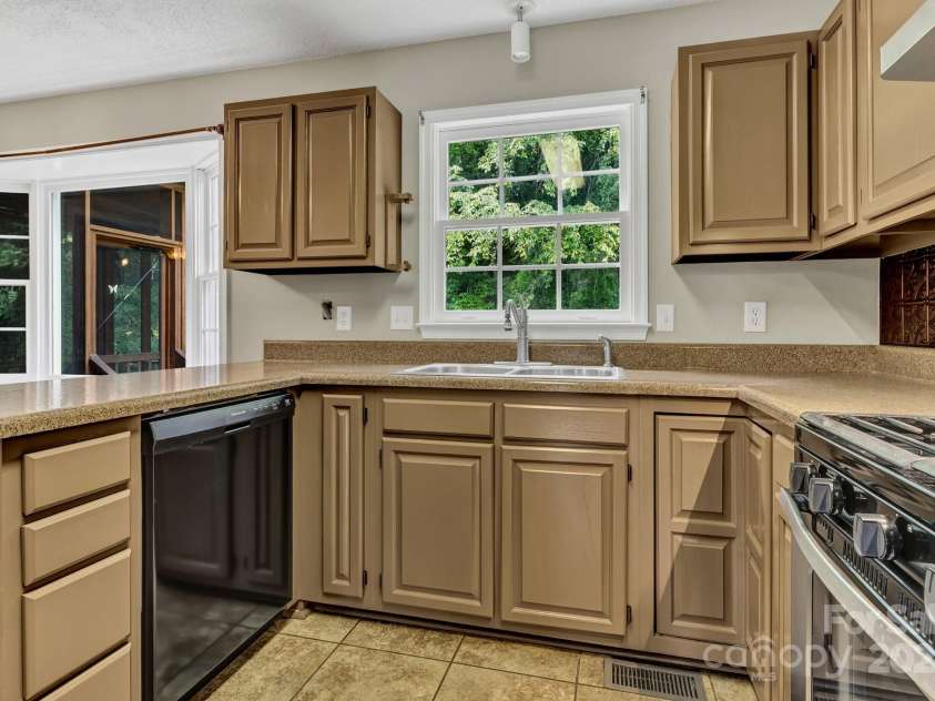 18 Southchase Drive, Fletcher, NC 28732.  MLS# CAR4284653, YatesRealty ID 31979. 