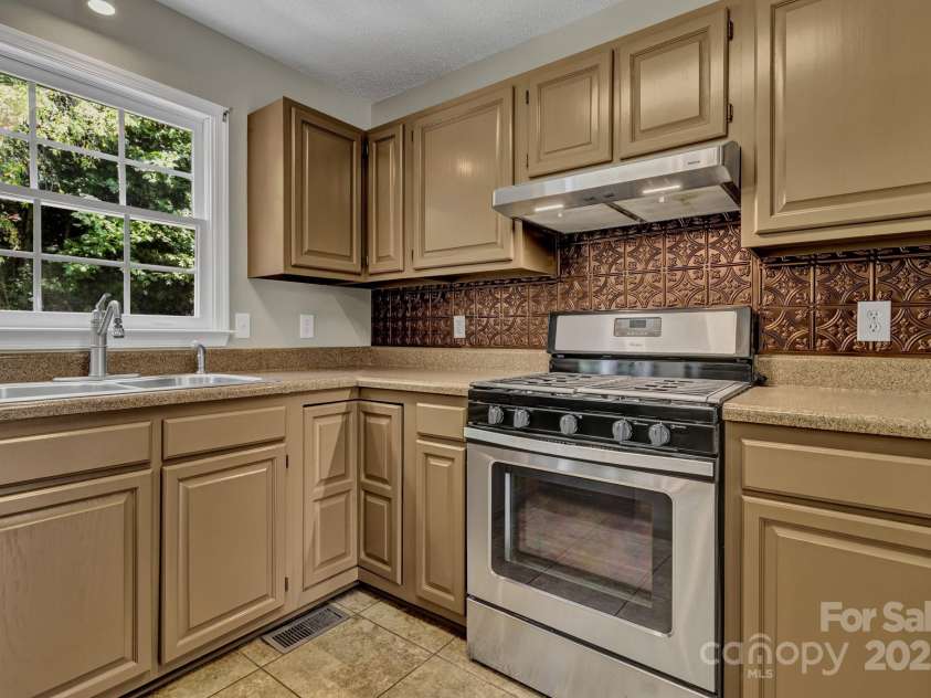 18 Southchase Drive, Fletcher, NC 28732.  MLS# CAR4284653, YatesRealty ID 31979. 