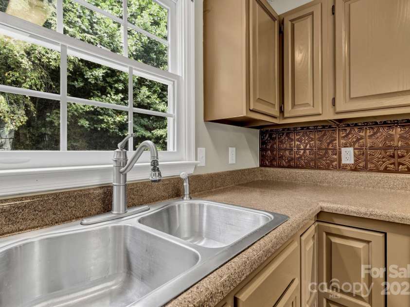 18 Southchase Drive, Fletcher, NC 28732.  MLS# CAR4284653, YatesRealty ID 31979. 
