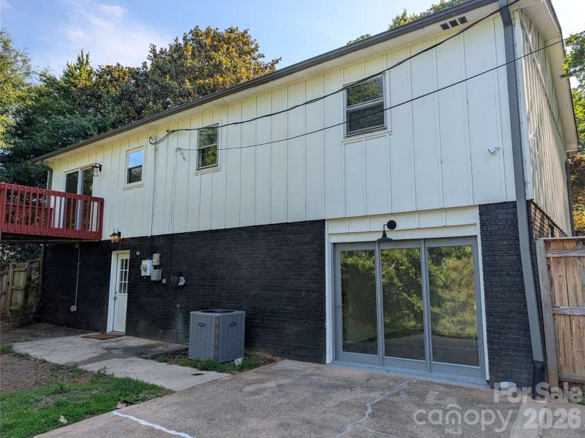 3822 Newhall Drive, Conover, NC 28613.  MLS# CAR4387869, YatesRealty ID 31981. 