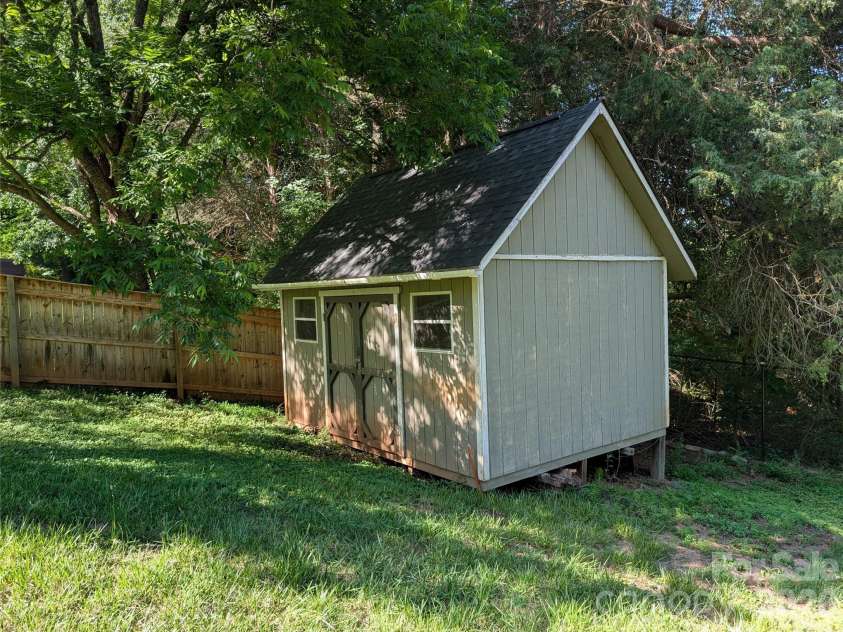 3822 Newhall Drive, Conover, NC 28613.  MLS# CAR4387869, YatesRealty ID 31981. 