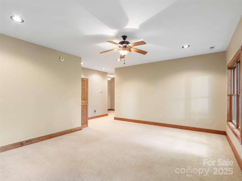 321 Sunset Point Road, Burnsville, NC 28714.  MLS# CAR4287162, YatesRealty ID 31982. 