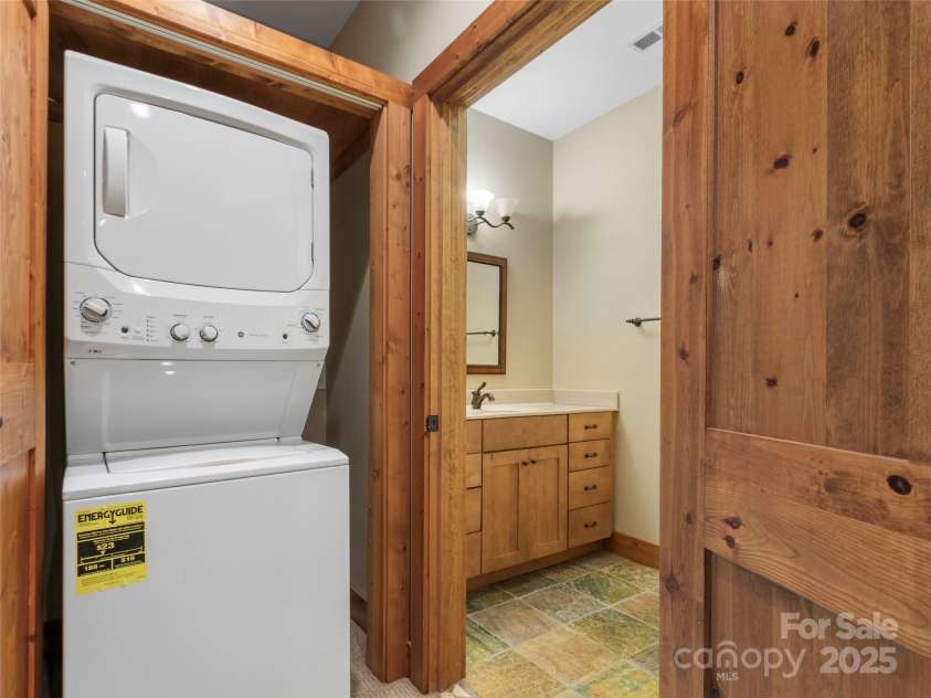 321 Sunset Point Road, Burnsville, NC 28714.  MLS# CAR4287162, YatesRealty ID 31982. 