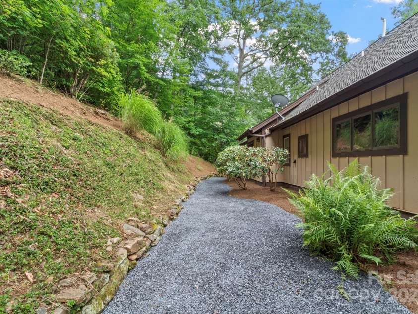 321 Sunset Point Road, Burnsville, NC 28714.  MLS# CAR4287162, YatesRealty ID 31982. 