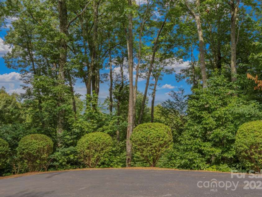 321 Sunset Point Road, Burnsville, NC 28714.  MLS# CAR4287162, YatesRealty ID 31982. 