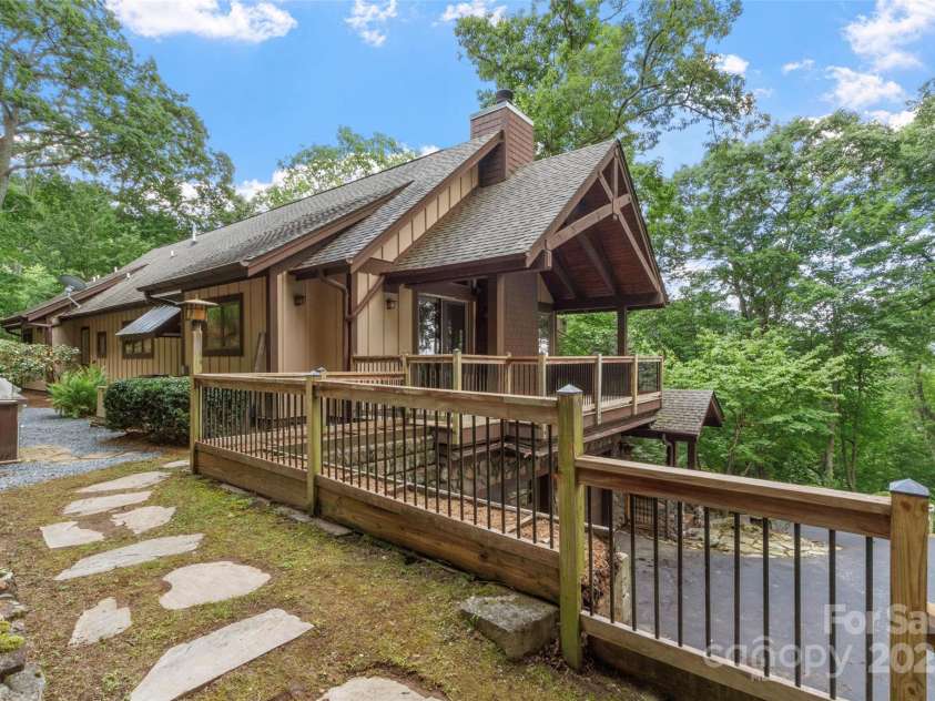 321 Sunset Point Road, Burnsville, NC 28714.  MLS# CAR4287162, YatesRealty ID 31982. 