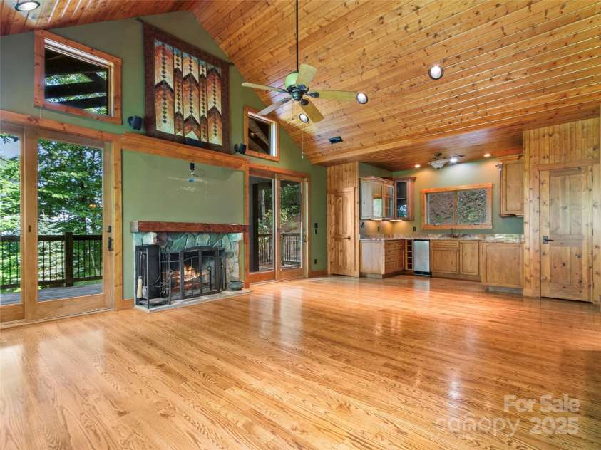 321 Sunset Point Road, Burnsville, NC 28714.  MLS# CAR4287162, YatesRealty ID 31982. 