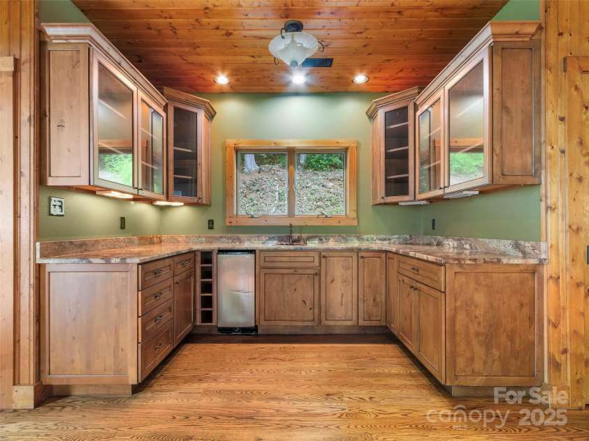 321 Sunset Point Road, Burnsville, NC 28714.  MLS# CAR4287162, YatesRealty ID 31982. 