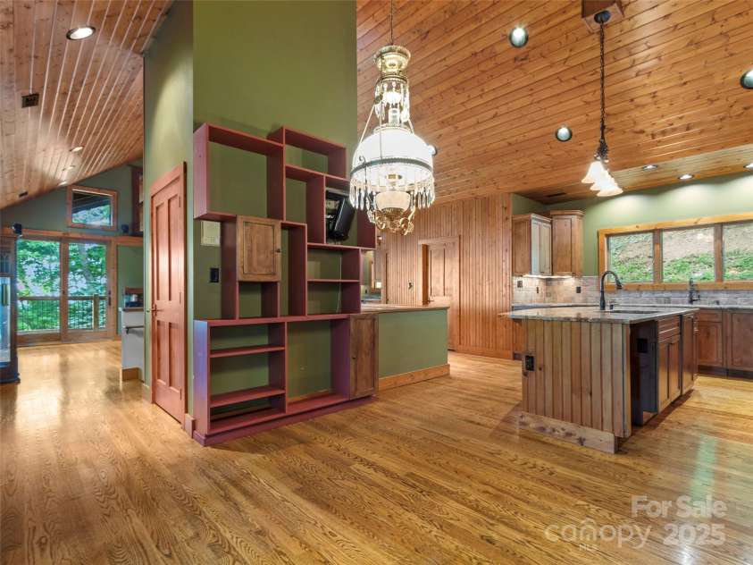 321 Sunset Point Road, Burnsville, NC 28714.  MLS# CAR4287162, YatesRealty ID 31982. 