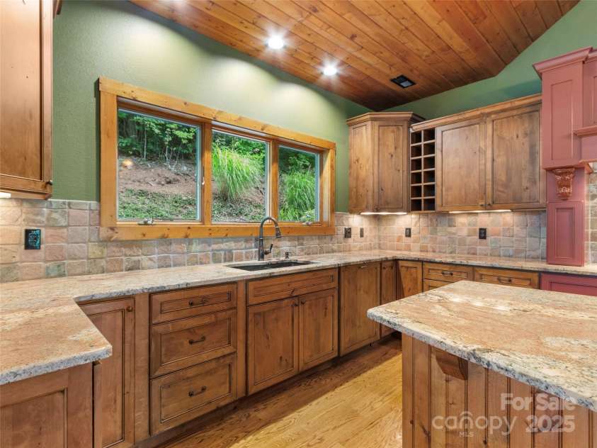 321 Sunset Point Road, Burnsville, NC 28714.  MLS# CAR4287162, YatesRealty ID 31982. 