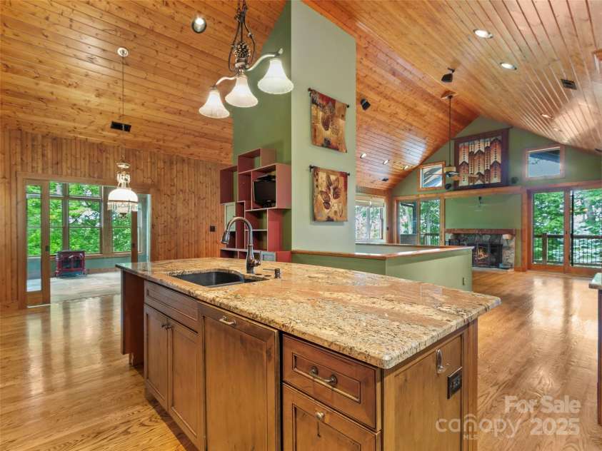 321 Sunset Point Road, Burnsville, NC 28714.  MLS# CAR4287162, YatesRealty ID 31982. 