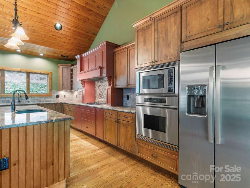 321 Sunset Point Road, Burnsville, NC 28714.  MLS# CAR4287162, YatesRealty ID 31982. 