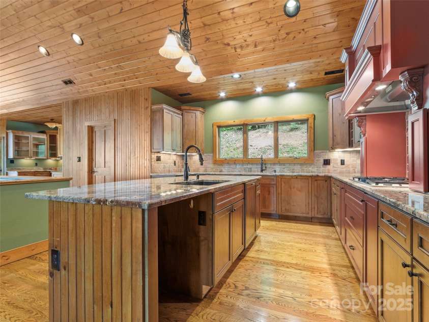 321 Sunset Point Road, Burnsville, NC 28714.  MLS# CAR4287162, YatesRealty ID 31982. 