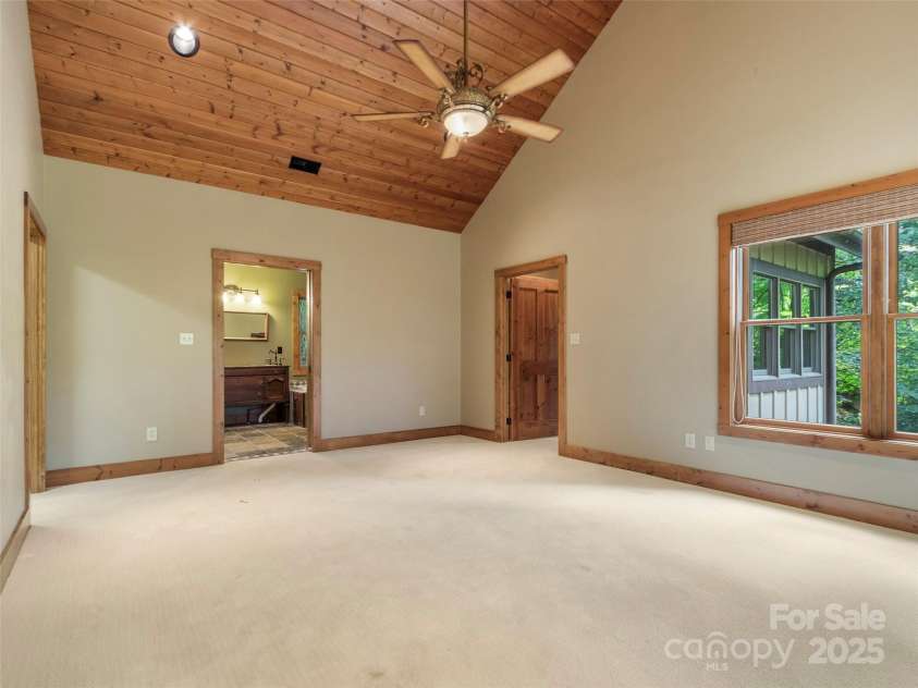 321 Sunset Point Road, Burnsville, NC 28714.  MLS# CAR4287162, YatesRealty ID 31982. 